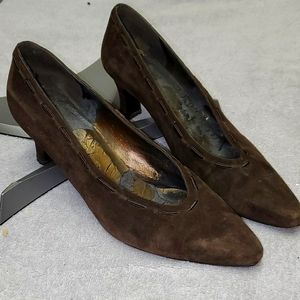 9 1/2M Mr. Seymour Brown suede heels